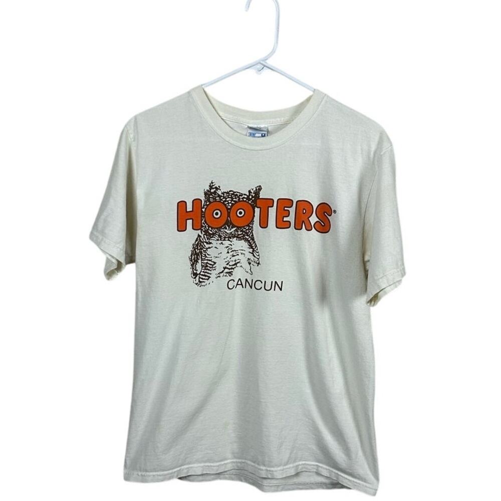 Hooters Cancun White Tee size M